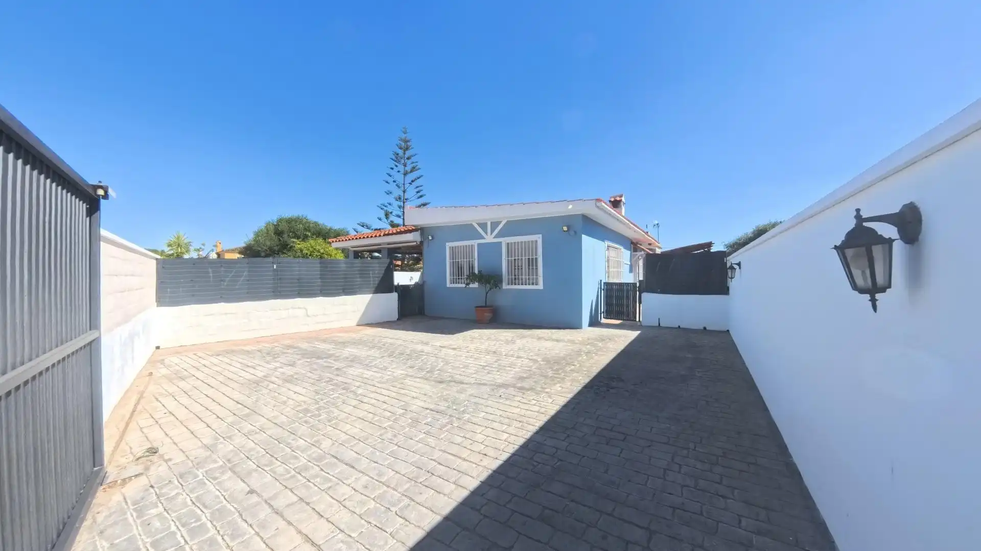 Vista exterior de Casa o xalet en venda en El Puerto de Santa María amb Aire condicionat, Jardí privat i Traster