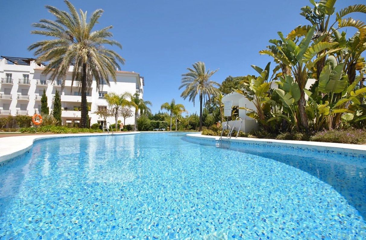 Piscina de Dúplex en venda en Marbella amb Aire condicionat, Calefacció i Parquet