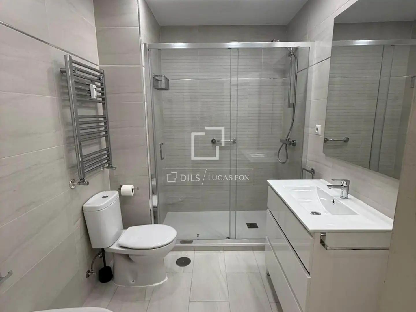 Bathroom of Flat for rent in Madrid  with Air Conditioner, Heating and Private garden