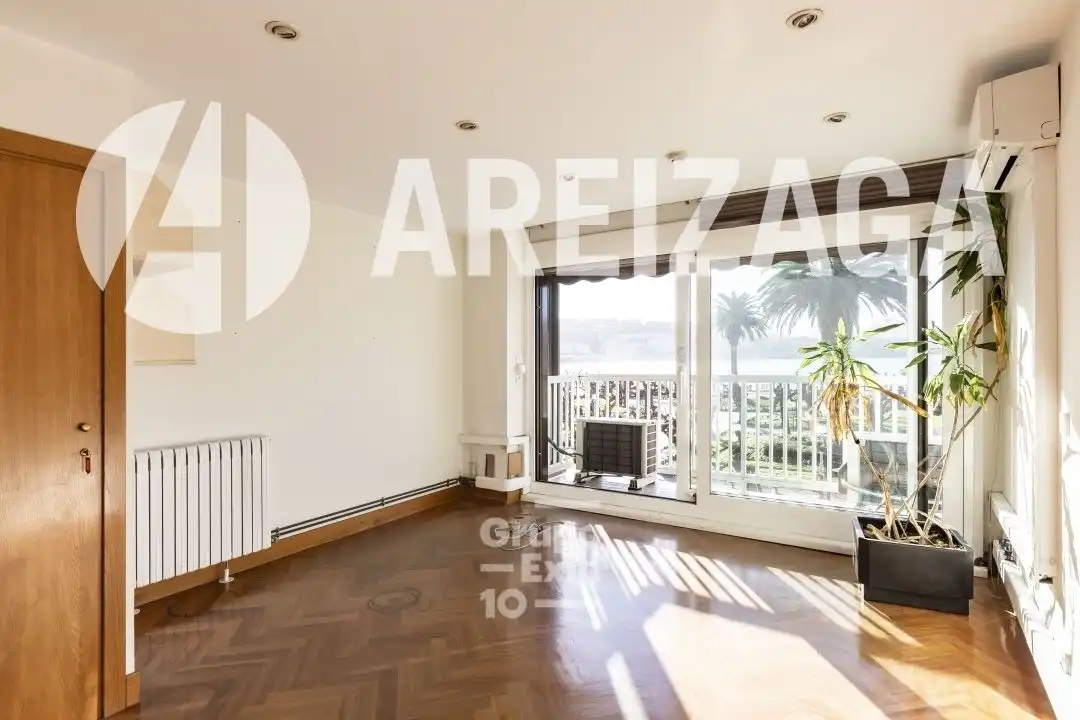 Schlafzimmer von Büro zum Verkauf in Donostia - San Sebastián  mit Klimaanlage, Heizung und Abstellraum