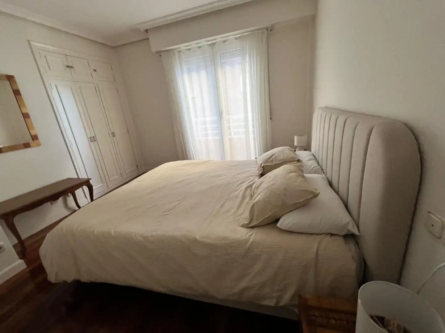 Schlafzimmer von Wohnung zur Miete in Donostia - San Sebastián  mit Heizung, Parkett und Terrasse