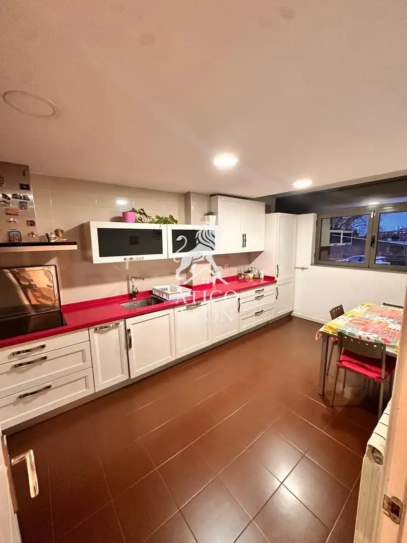 Cocina de Casa adosada en venta en San Andrés del Rabanedo con Calefacción, Jardín privado y Parquet