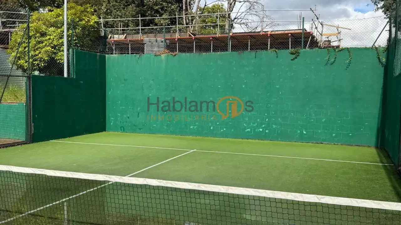 Jardí de Pis en venda en Pontevedra Capital  amb Calefacció, Traster i Piscina