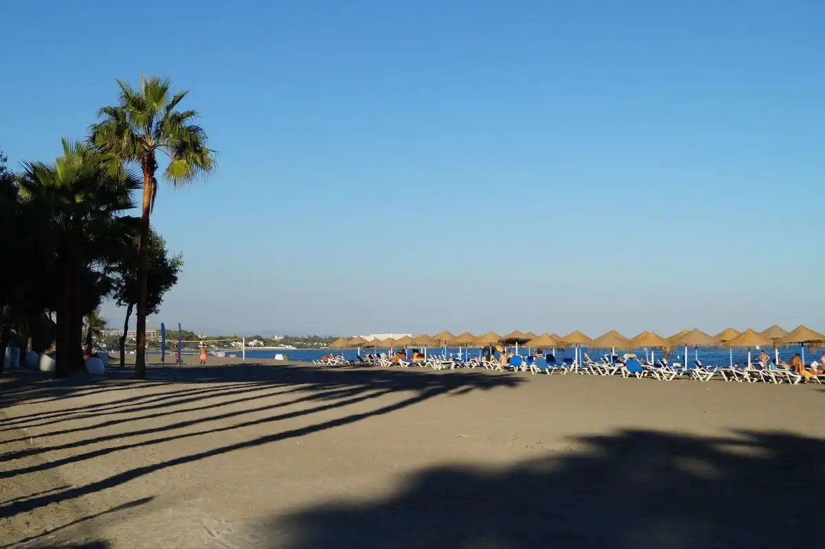 Vista exterior de Apartament de lloguer en Estepona amb Aire condicionat, Calefacció i Terrassa