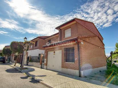 Vista exterior de Casa adosada en venda en Laguna de Duero