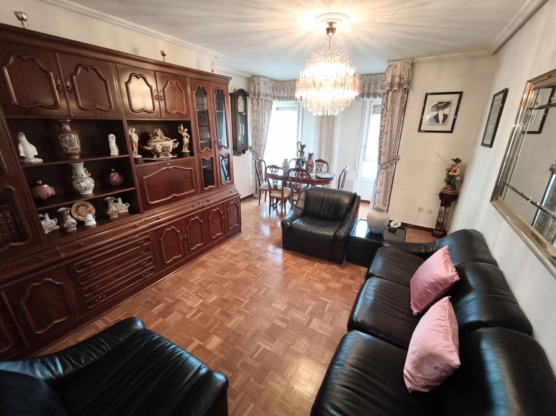 Sala d'estar de Pis en venda en Vitoria - Gasteiz amb Calefacció, Parquet i Moblat