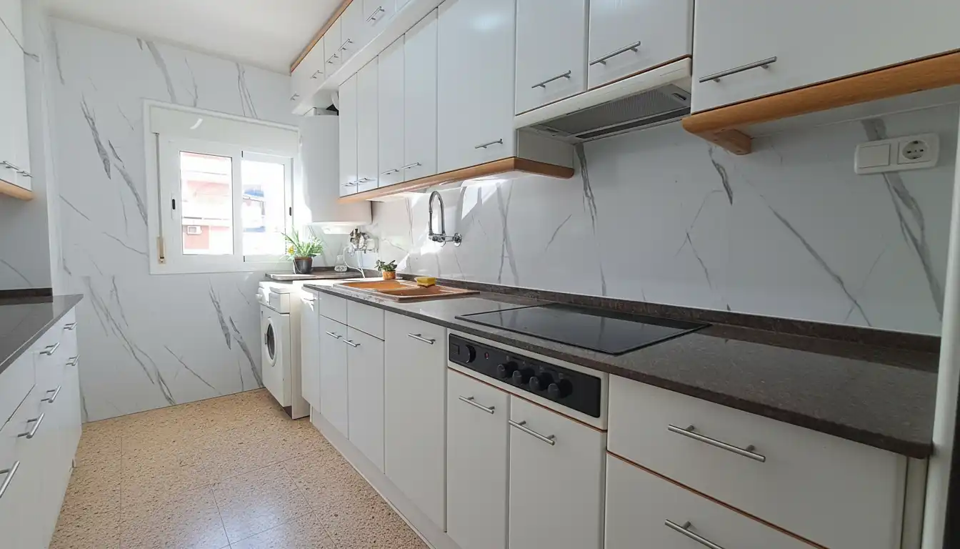 Küche von Wohnung zum Verkauf in Tarragona mit Klimaanlage und Ofen