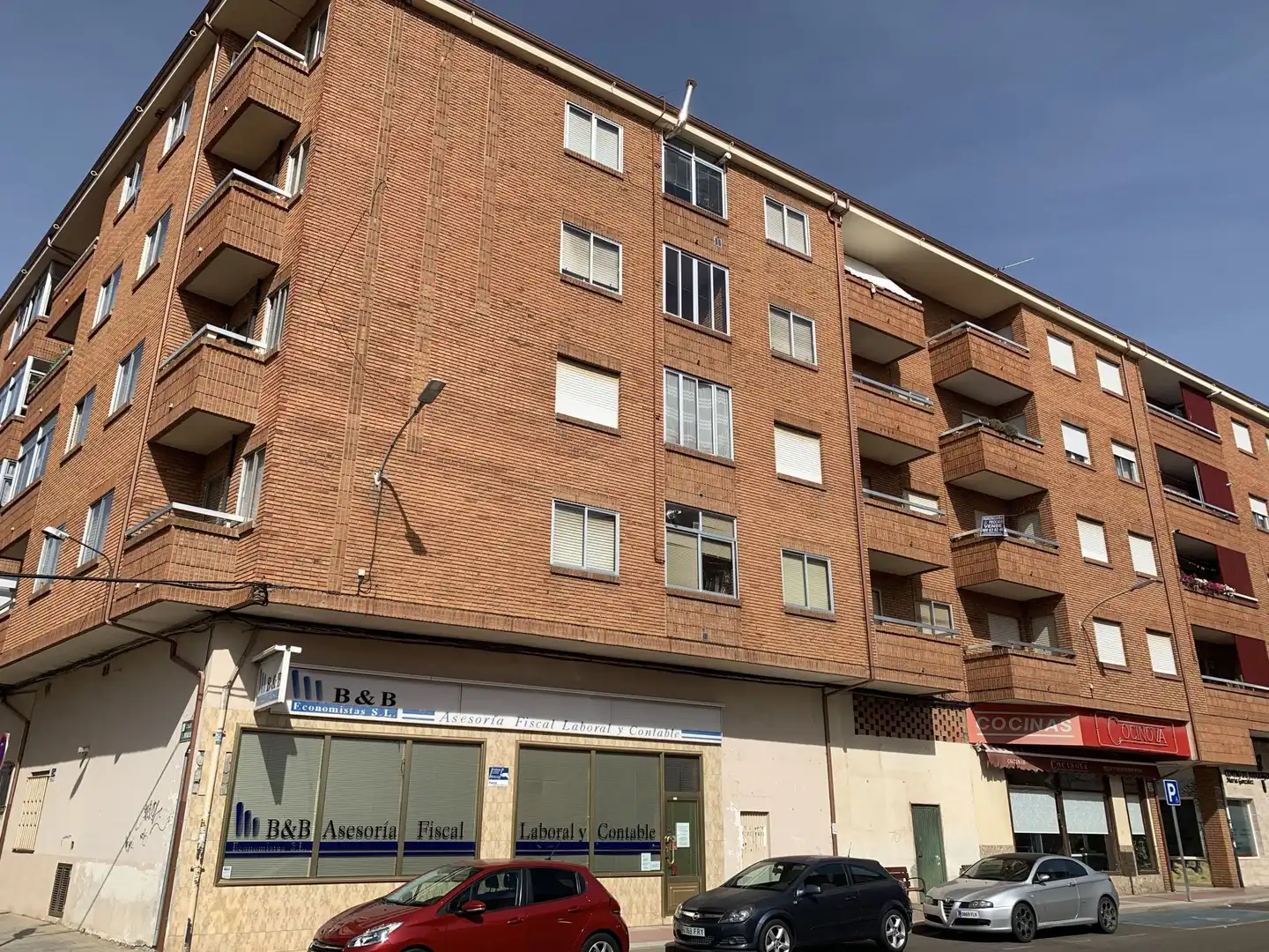 Vista exterior de Piso en venta en Benavente con Trastero