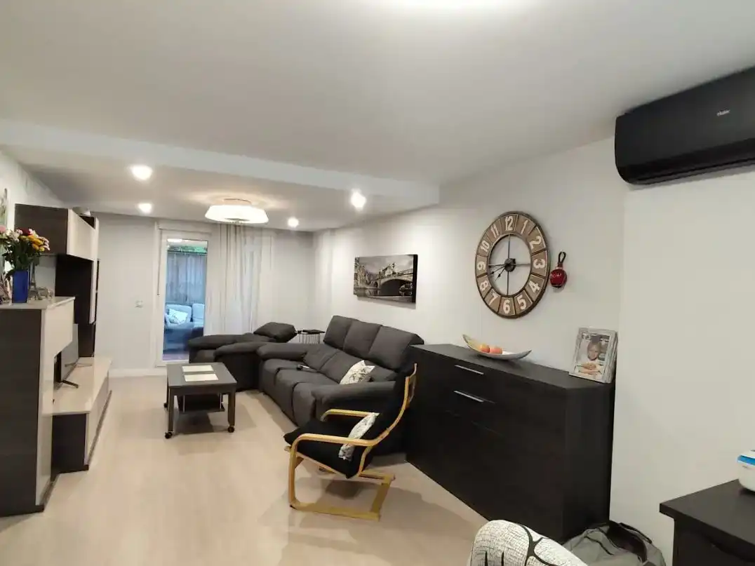 Sala d'estar de Pis en venda en Alcorcón amb Aire condicionat i Piscina