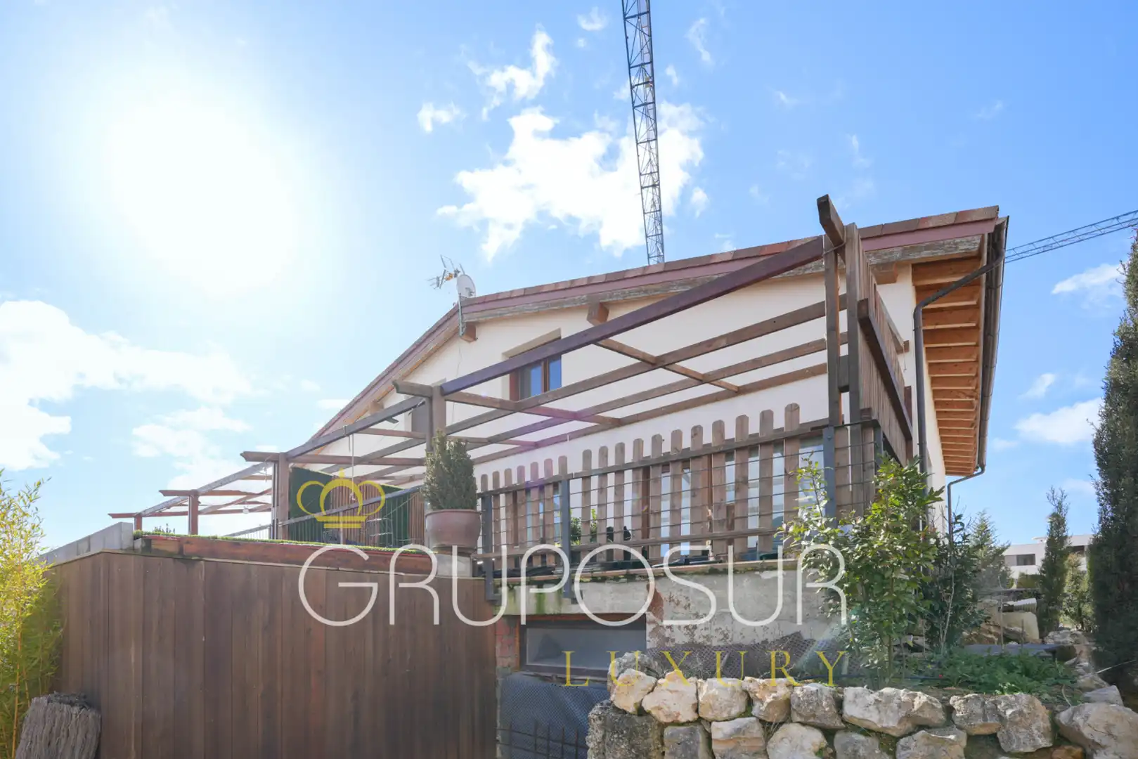 Außenansicht von Einfamilien-Reihenhaus zum Verkauf in Valladolid mit Klimaanlage, Heizung und Terrasse