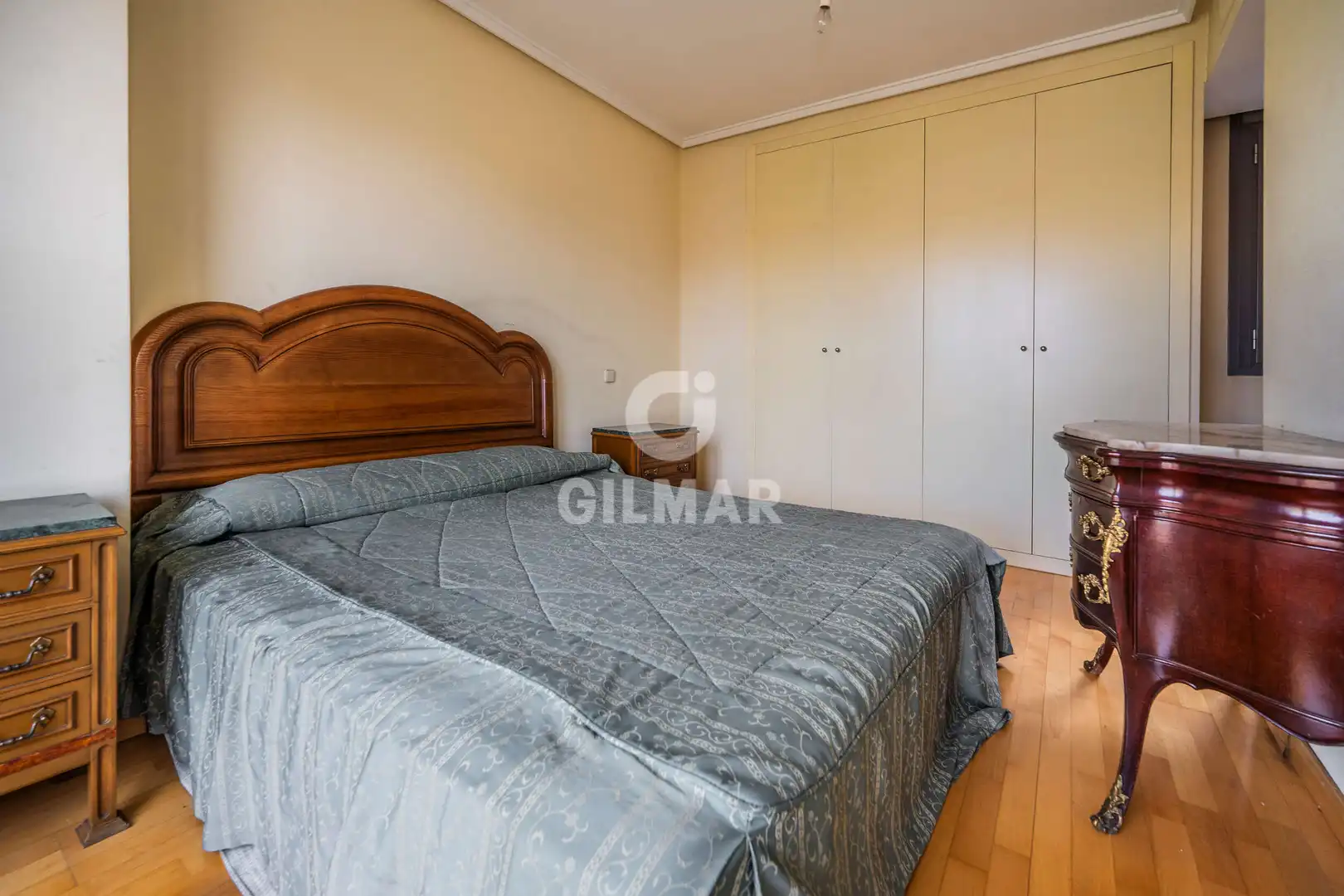 Schlafzimmer von Dachboden zum Verkauf in Madrid mit Heizung, Privatgarten und Abstellraum