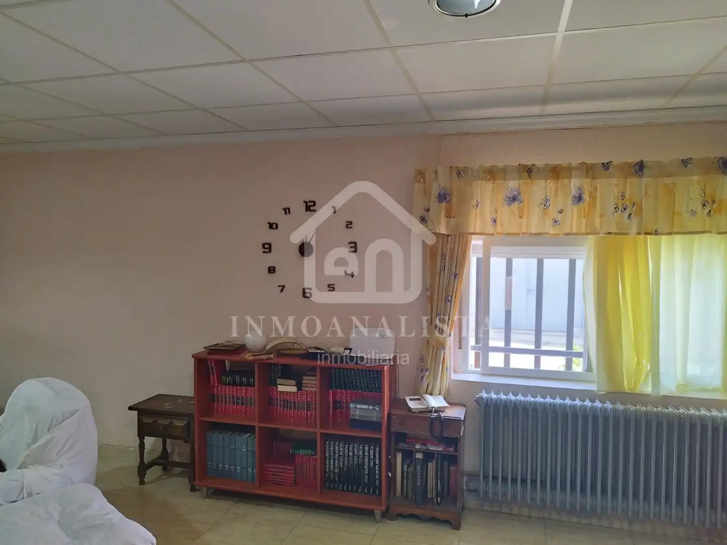 Houses for sale in Requena  with Air Conditioner, Terrace and Storage room