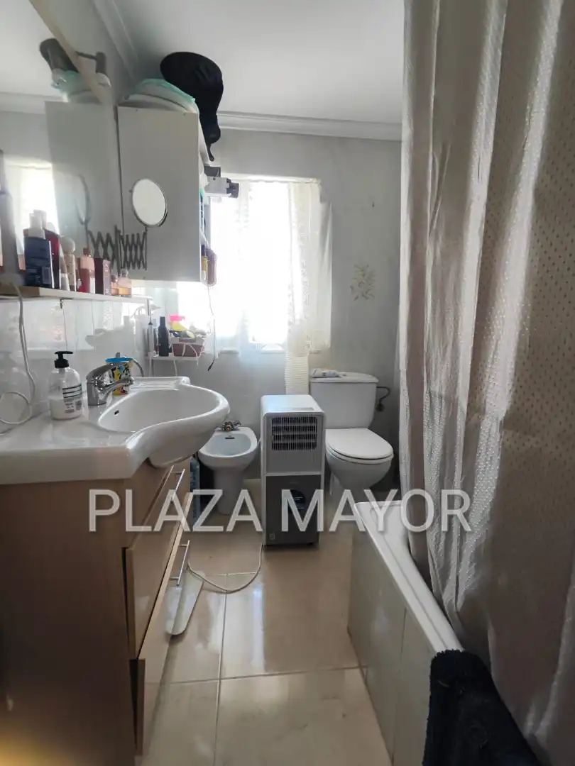 Bany de Àtic en venda en Villares de la Reina amb Calefacció, Parquet i Terrassa