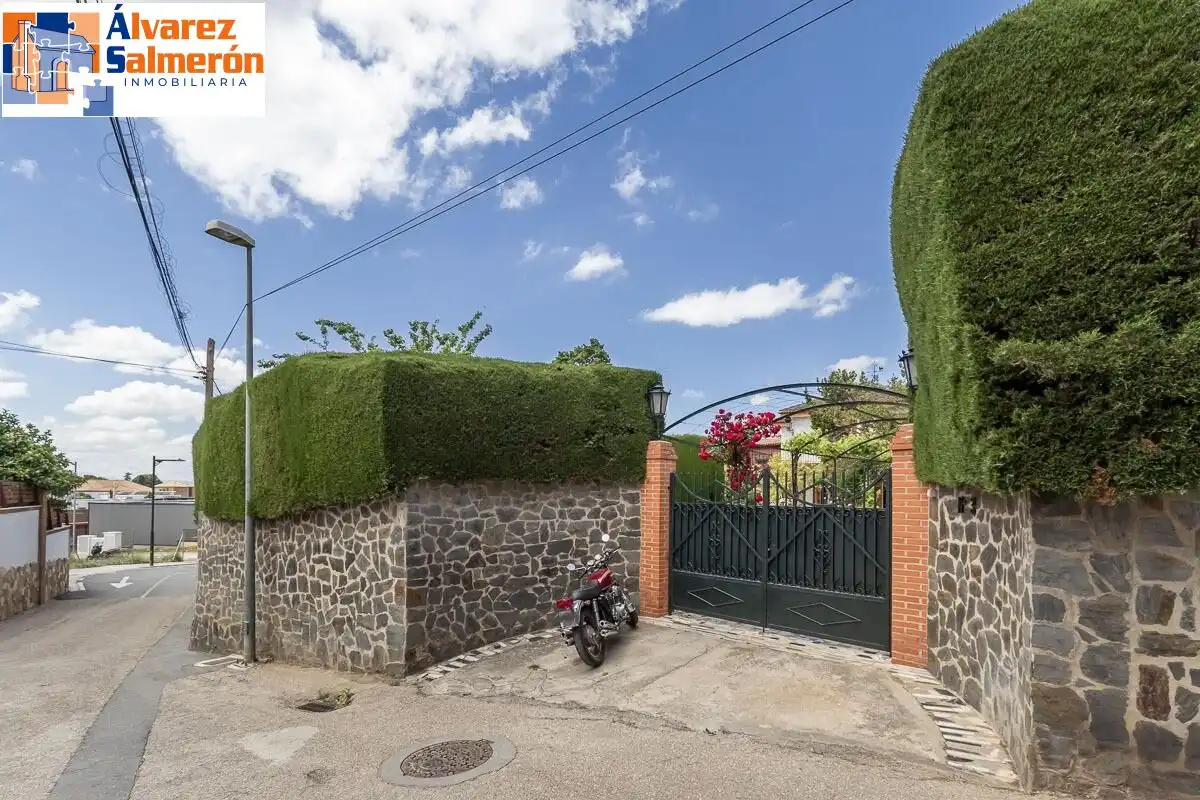 Vista exterior de Casa o chalet en venta en Huétor Vega con Aire acondicionado, Calefacción y Jardín privado