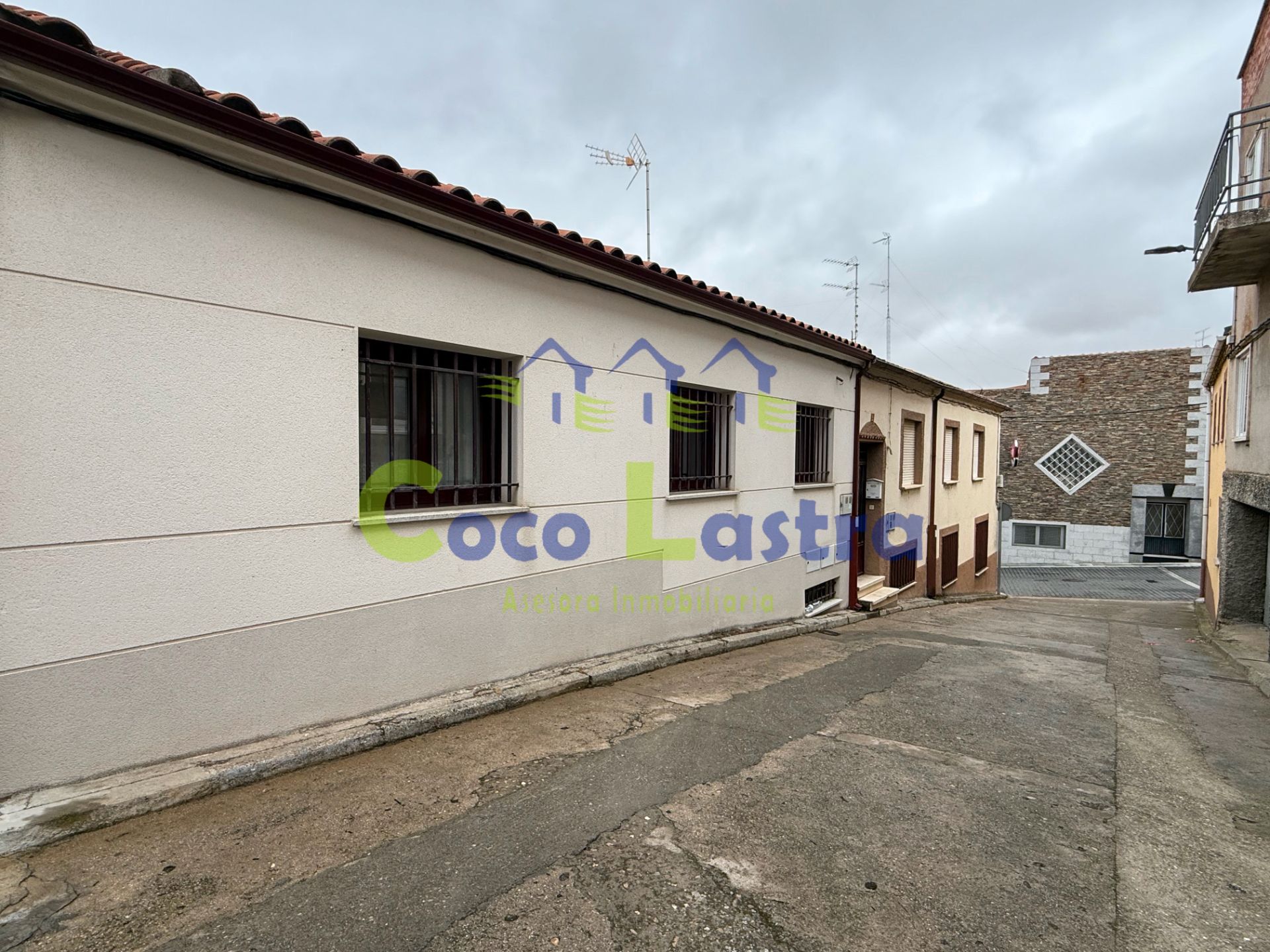 Vista exterior de Casa adosada en venda en Alba de Tormes amb Calefacció, Forn i Rentadora