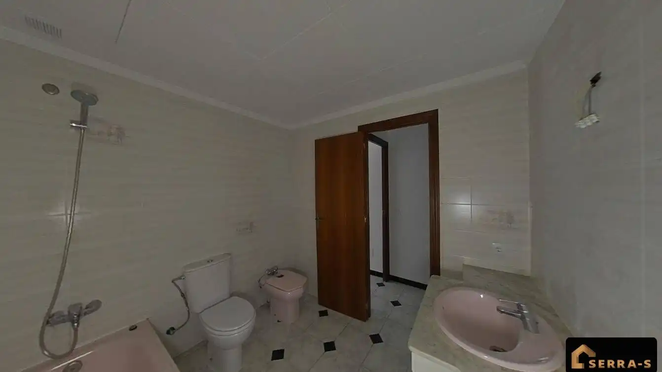 Badezimmer von Wohnung zum Verkauf in Mataró mit Balkon