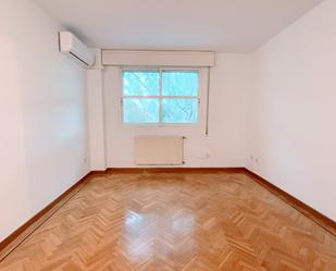 Bedroom of Flat to rent in  Madrid Capital  with Air Conditioner, Heating and Parquet flooring