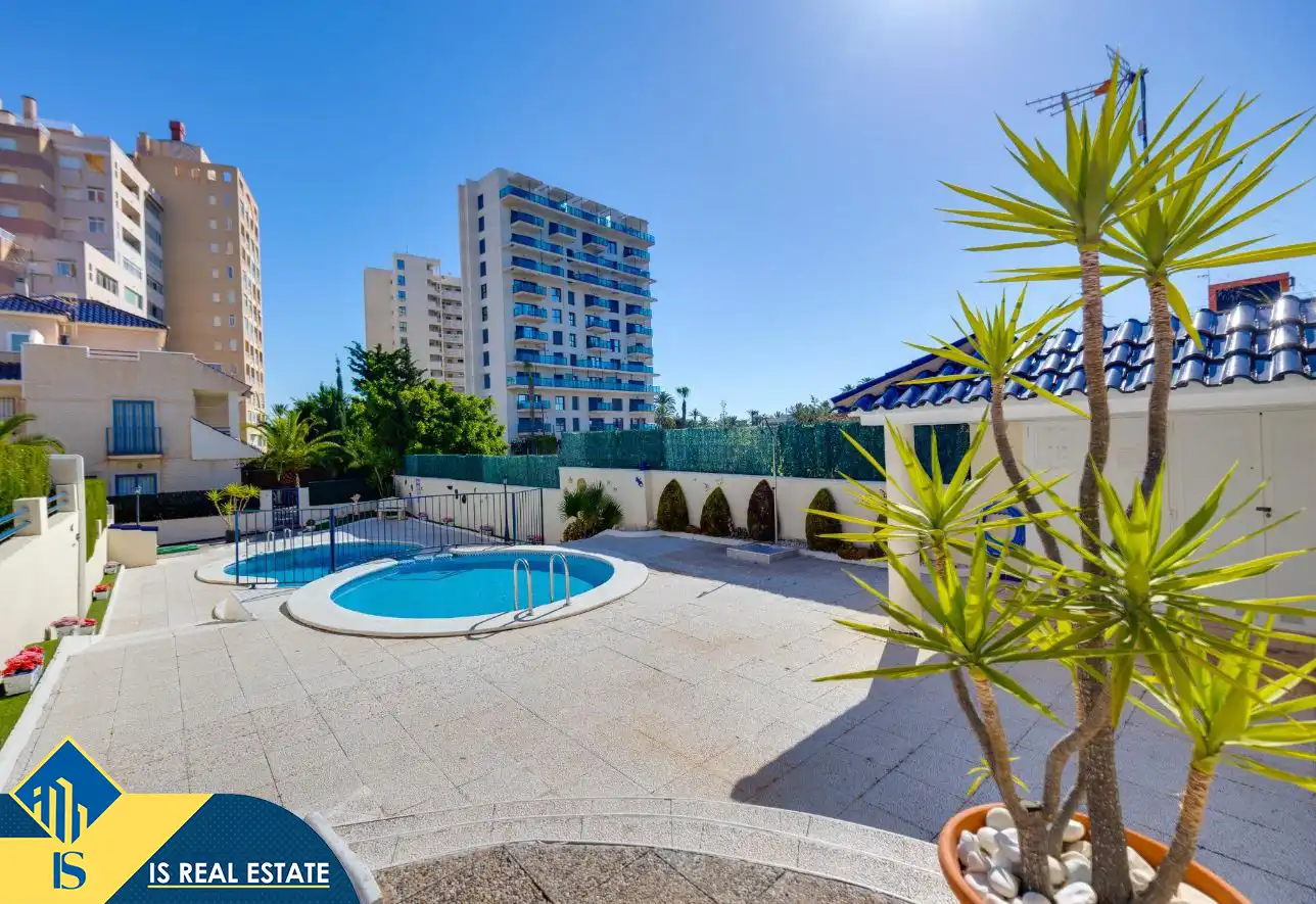 Piscina de Casa adosada en venda en Torrevieja amb Aire condicionat, Calefacció i Terrassa