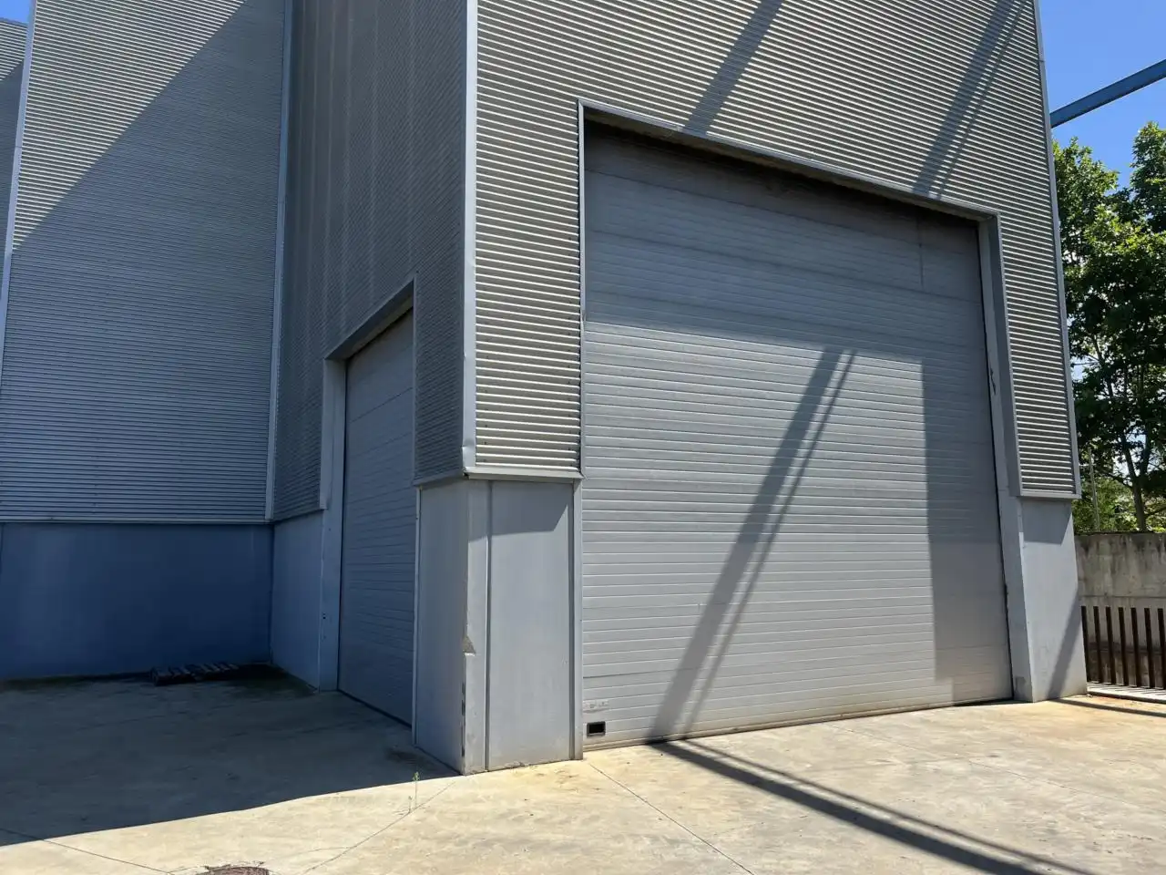 Vista exterior de Nave industrial en venta en Manlleu con Alarma