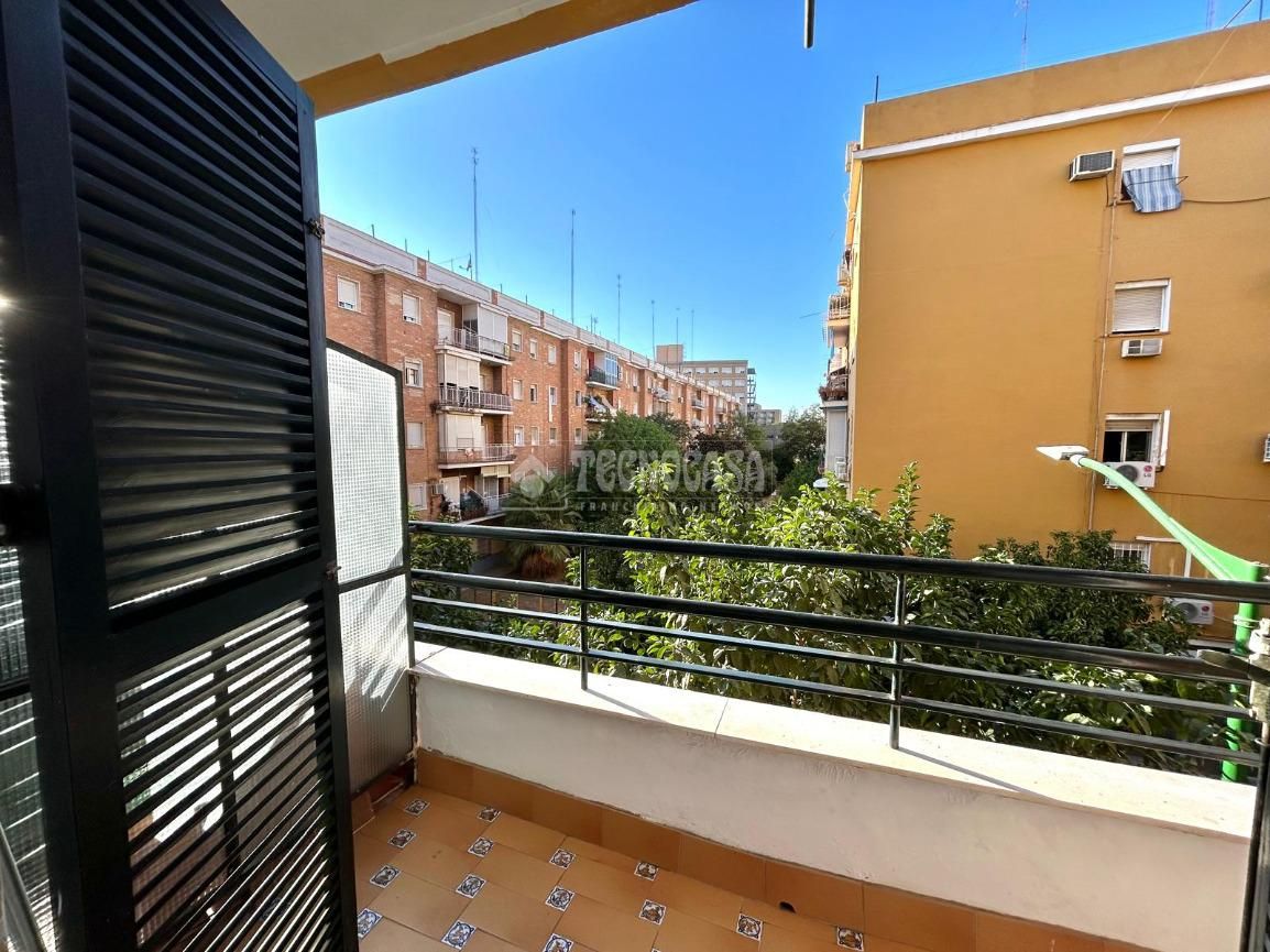 Vista exterior de Piso de alquiler en  Sevilla Capital con Terraza