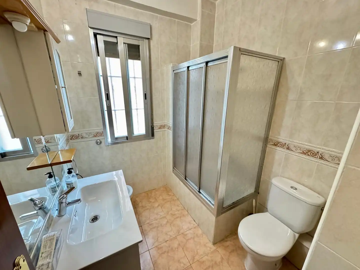 Bathroom of Flat for sale in Madrid  with Air Conditioner, Heating and Terrace