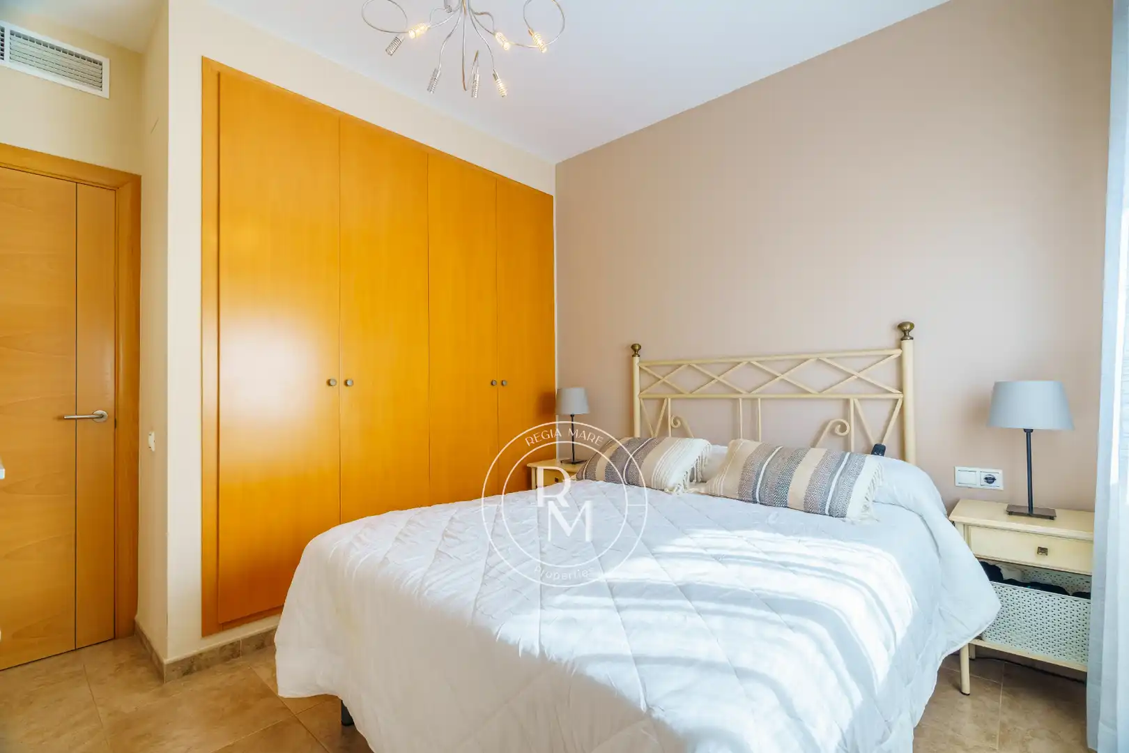 Habitación de Casa adosada en venta en Roda de Berà con Aire acondicionado, Calefacción y Jardín privado