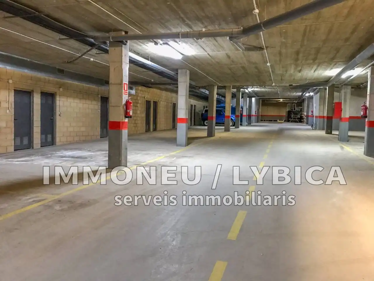 Parkplatz von Garage zum Verkauf in Alp
