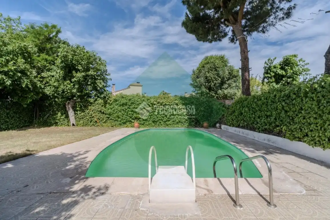 Piscina de Casa adosada en venda en Griñón amb Calefacció, Piscina i Moblat