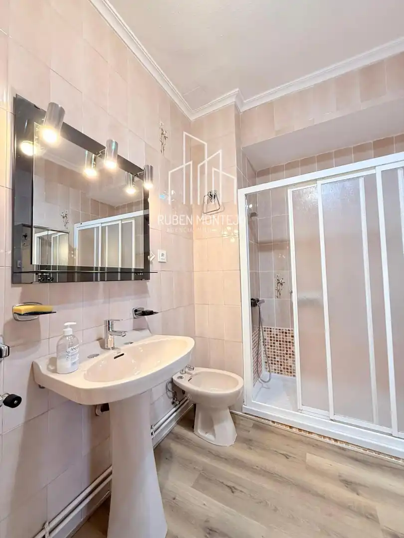 Bathroom of Flat for rent in Salamanca  with Heating, Storage room and Furnished