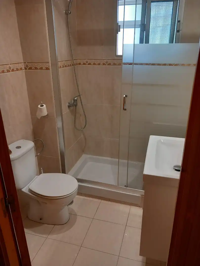 Baño de Piso de alquiler en La Línea de la Concepción con Amueblado, Horno y Lavadora