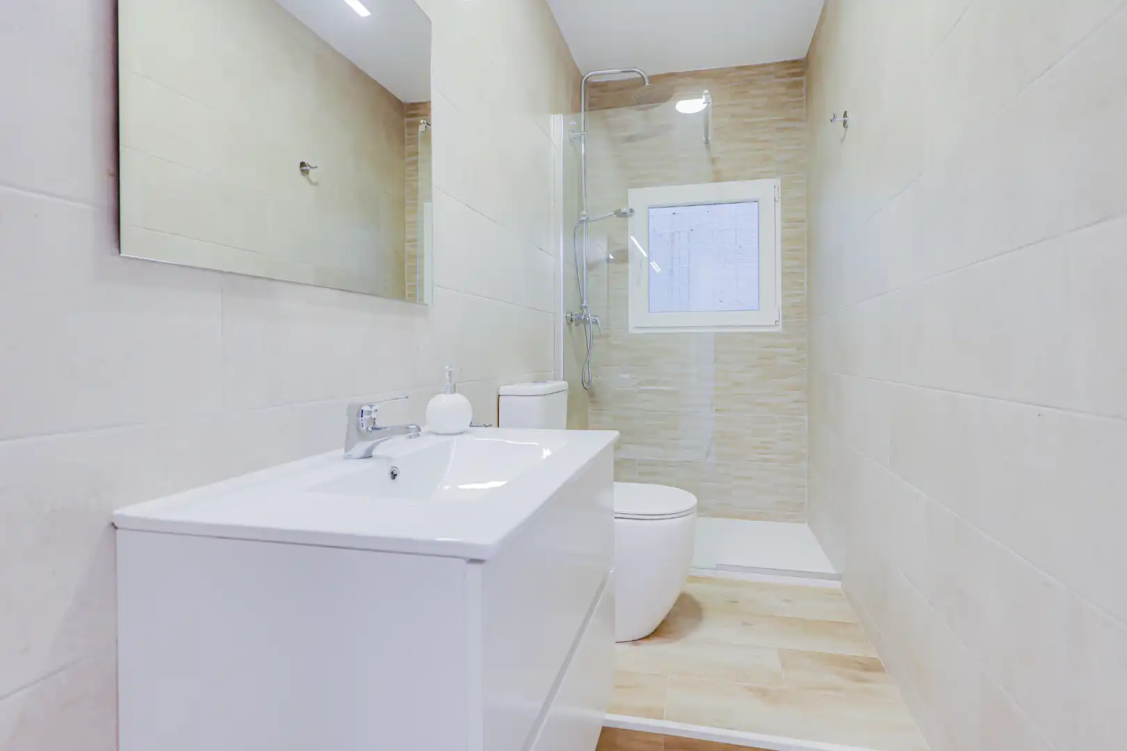 Piso en venta en Carrer Josep Tarradellas, Els Pins