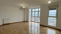 Living room of Flat to rent in  Madrid Capital  with Air Conditioner, Parquet flooring and Swimming Pool