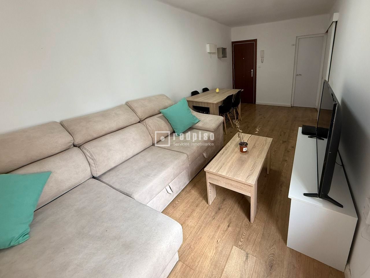 Sala d'estar de Pis en venda en L'Hospitalet de Llobregat amb Aire condicionat, Calefacció i Parquet