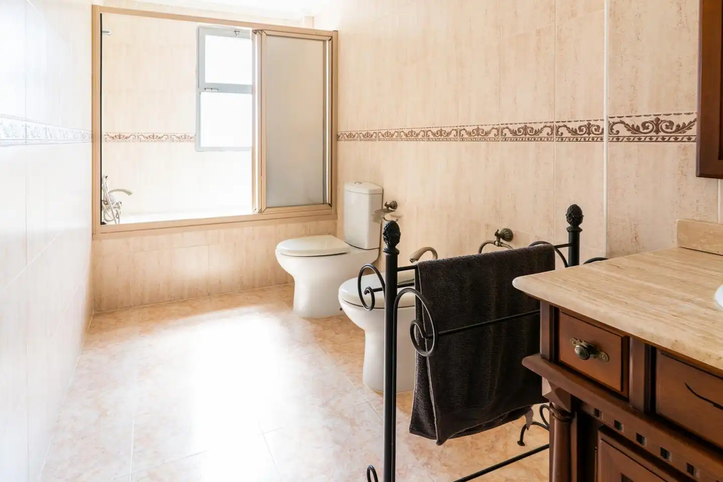 Badezimmer von Einfamilien-Reihenhaus zum Verkauf in Santa Pola mit Klimaanlage, Privatgarten und Terrasse