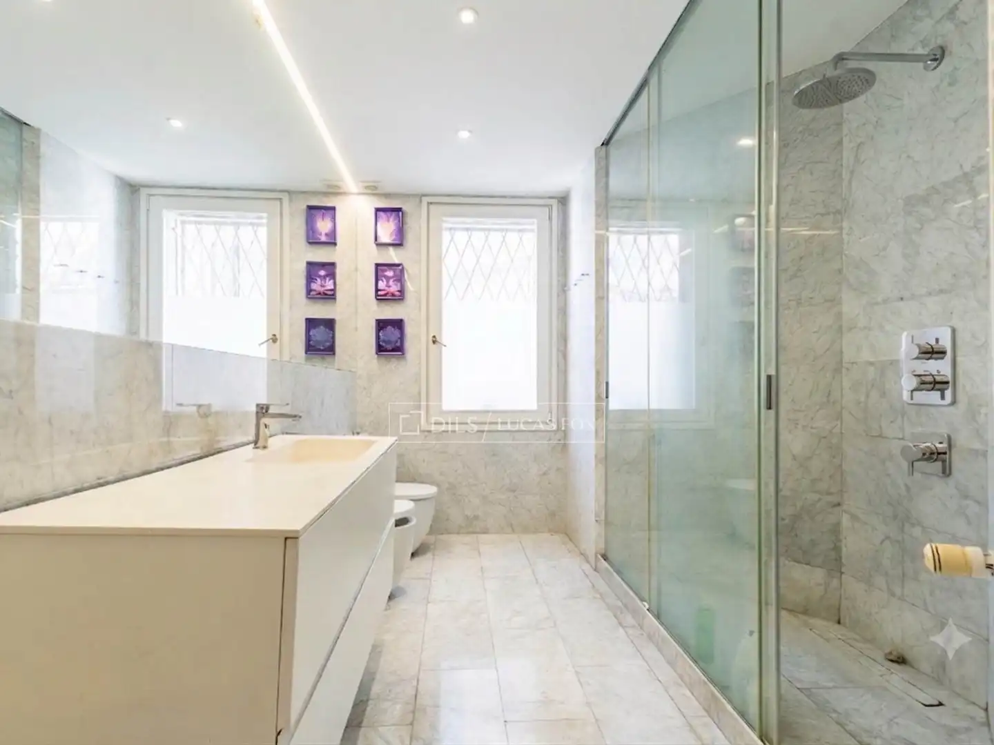 Badezimmer von Wohnung zum Verkauf in Barcelona mit Klimaanlage, Parkett und Terrasse