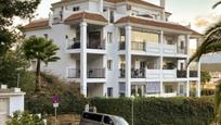 Vista exterior de Planta baixa en venda en Mijas amb Aire condicionat, Terrassa i Piscina