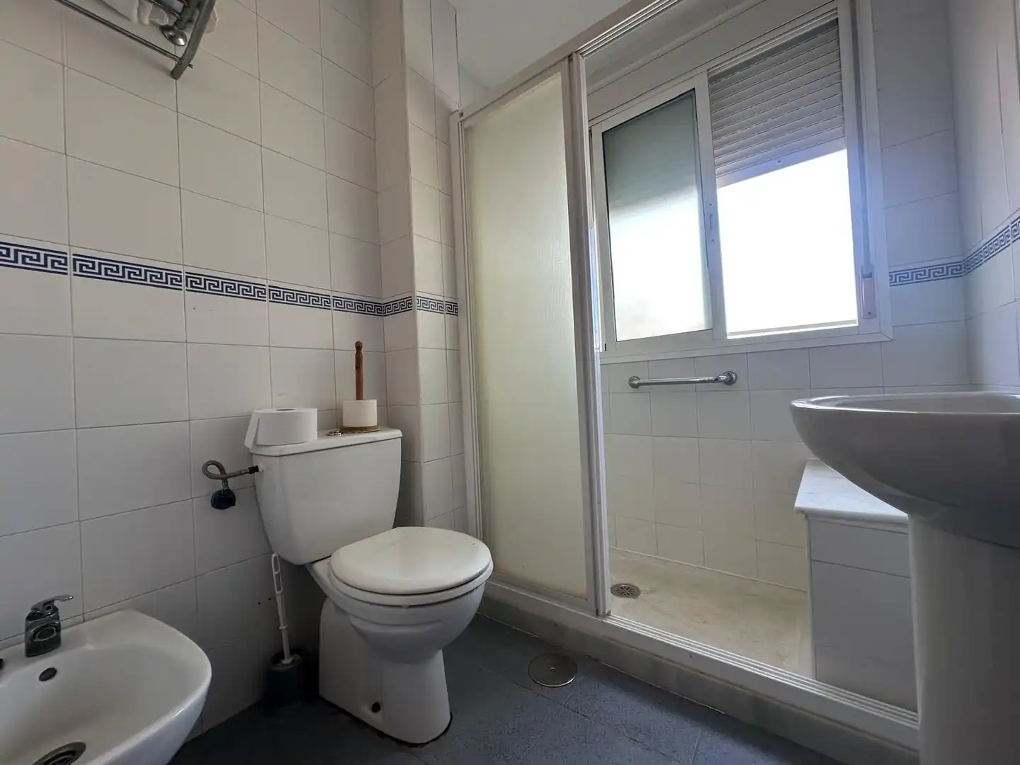 Bathroom of Flat for sale in Sevilla  with Air Conditioner, Heating and Storage room