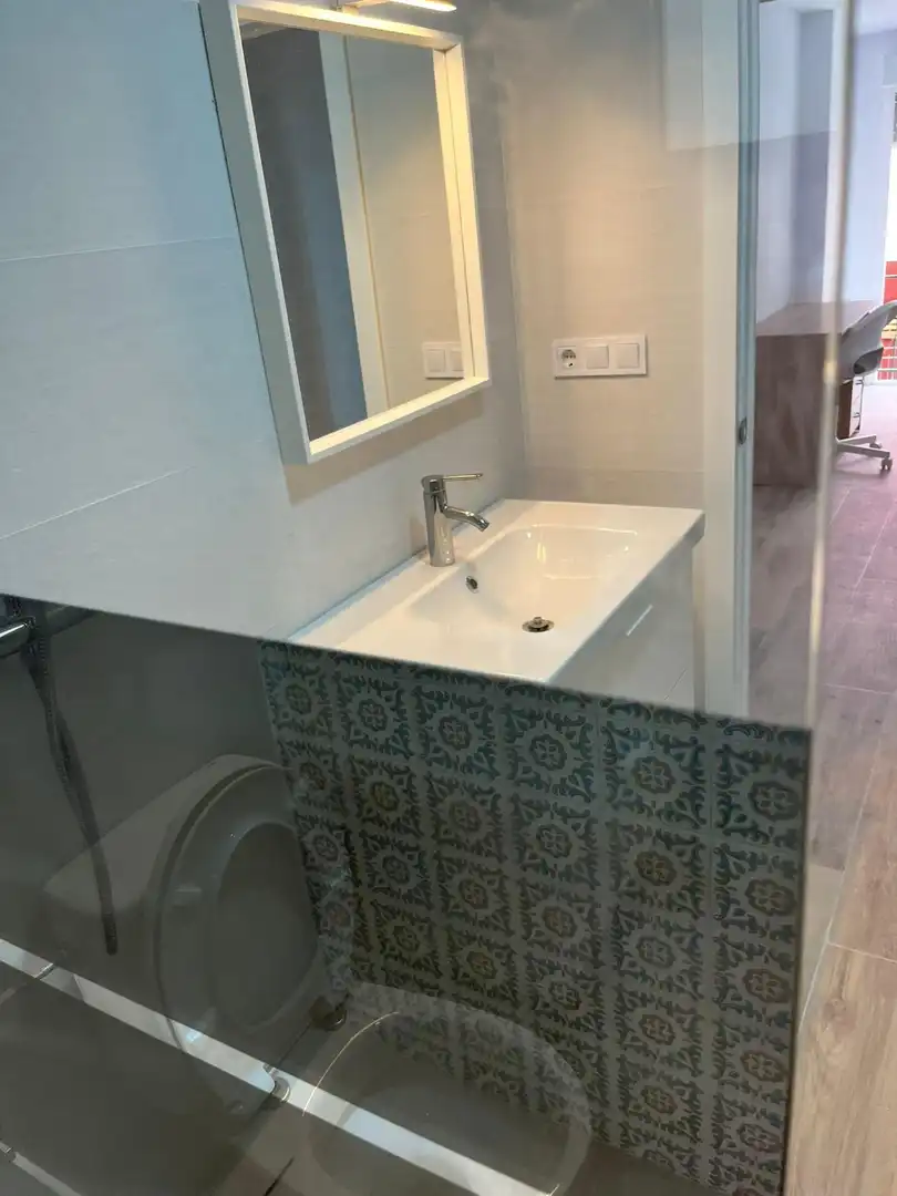 Baño de Piso de alquiler en Elche / Elx con Amueblado y Balcón