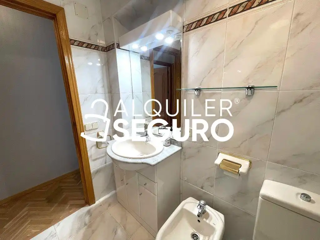 Bany de Pis de lloguer en Madrid amb Aire condicionat, Calefacció i Terrassa