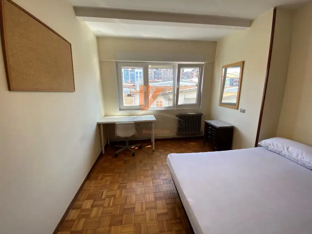 Schlafzimmer von Wohnung zur Miete in Santiago de Compostela  mit Heizung und Möbliert