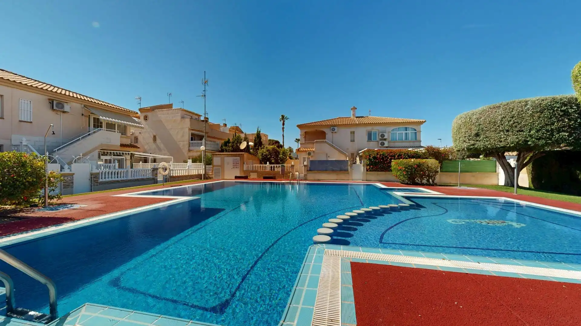 Piscina de Casa adosada en venta en Torrevieja con Balcón y Piscina comunitaria