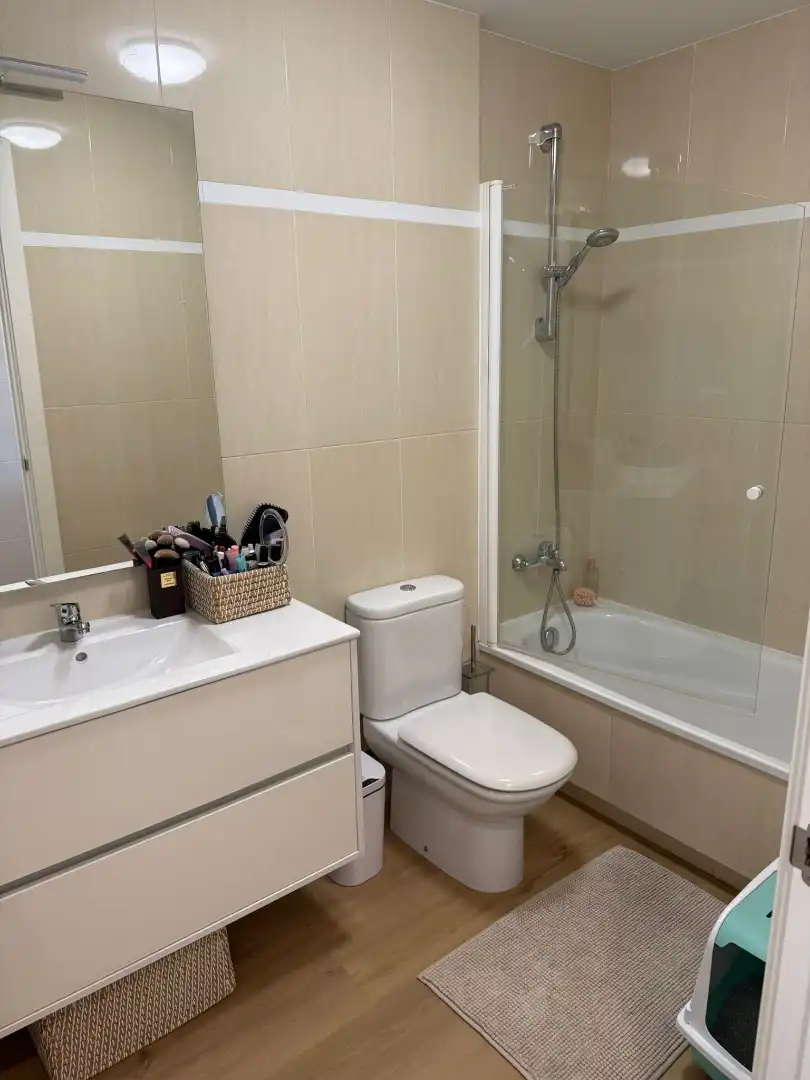 Badezimmer von Wohnung zum Verkauf in A Coruña Capital  mit Heizung, Abstellraum und Möbliert