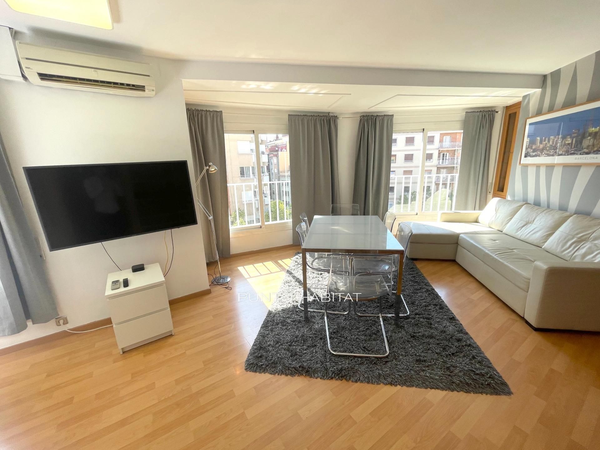Living room of Flat for sale in  Barcelona Capital  with Air Conditioner and Parquet flooring