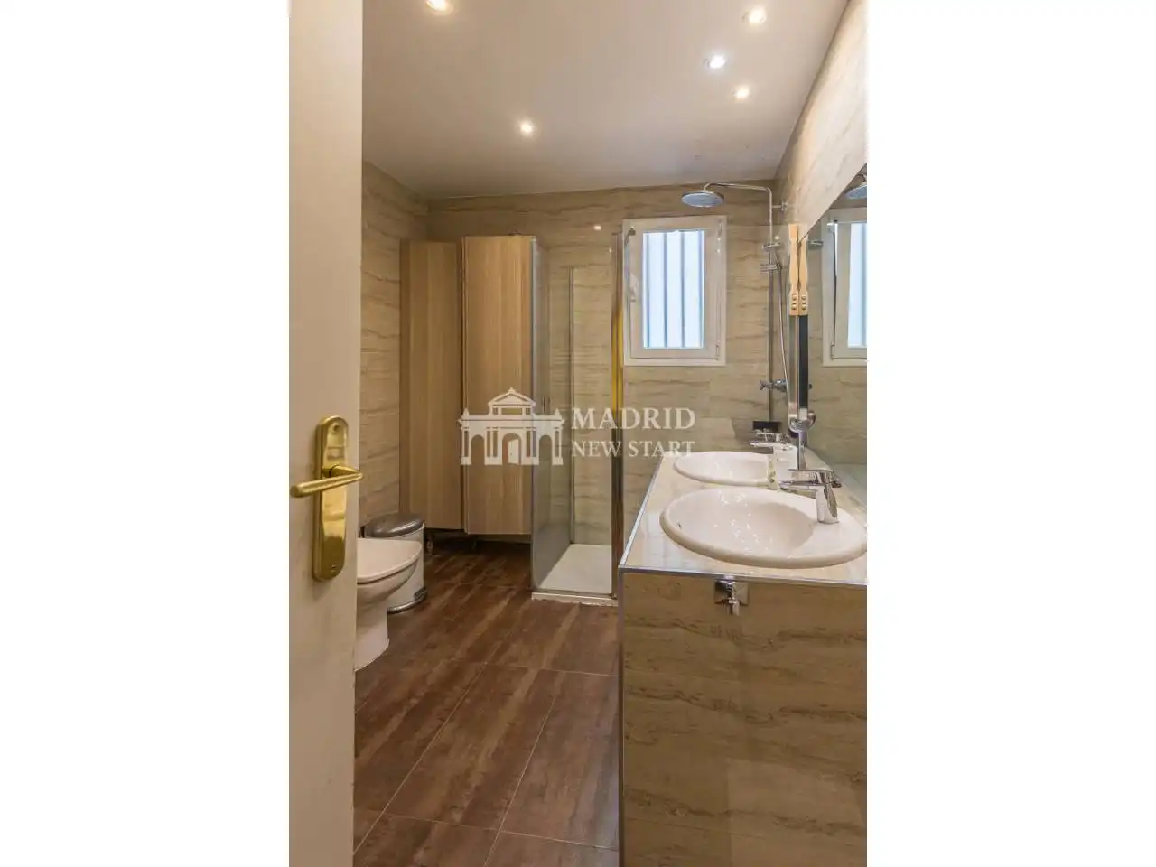 Badezimmer von Wohnung zum Verkauf in Madrid mit Klimaanlage und Heizung