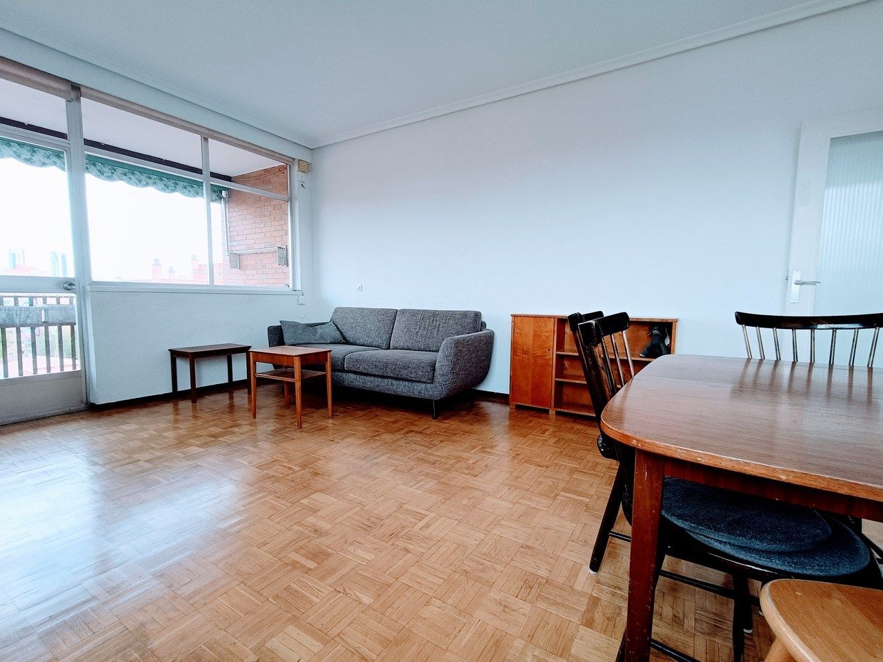 Sala d'estar de Pis de lloguer en  Madrid Capital amb Parquet, Terrassa i Moblat