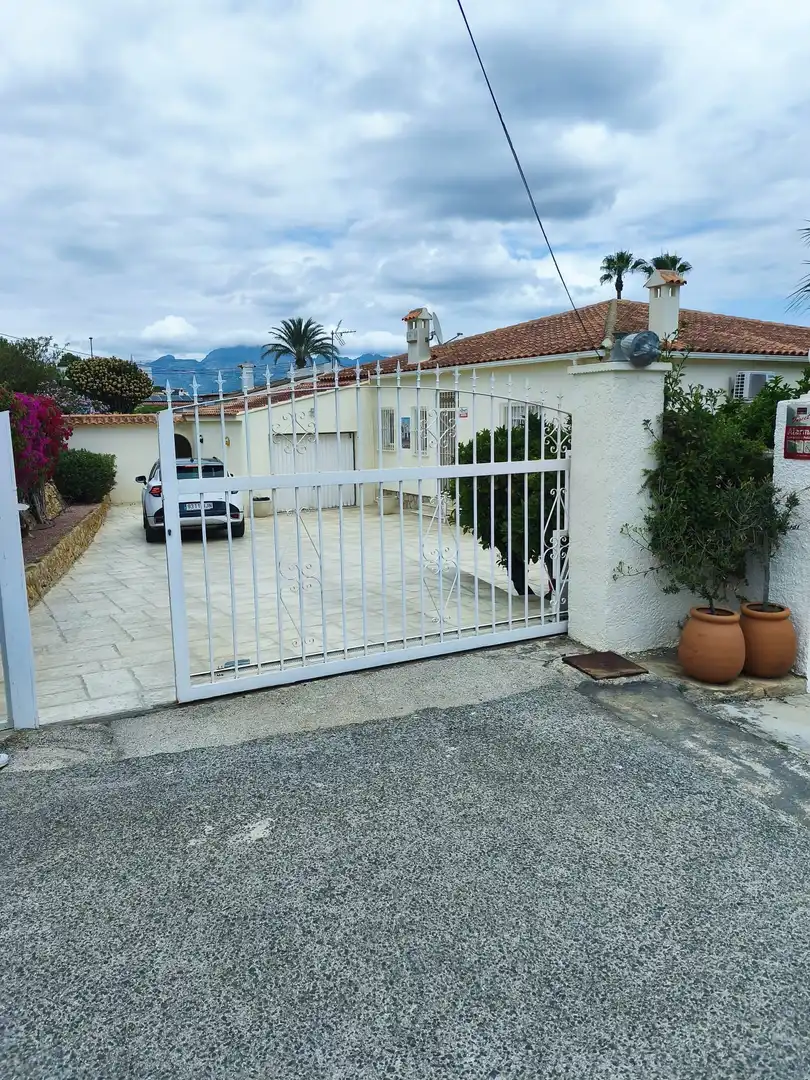 Außenansicht von Haus oder Chalet zum Verkauf in L'Alfàs del Pi mit Klimaanlage, Privatgarten und Terrasse
