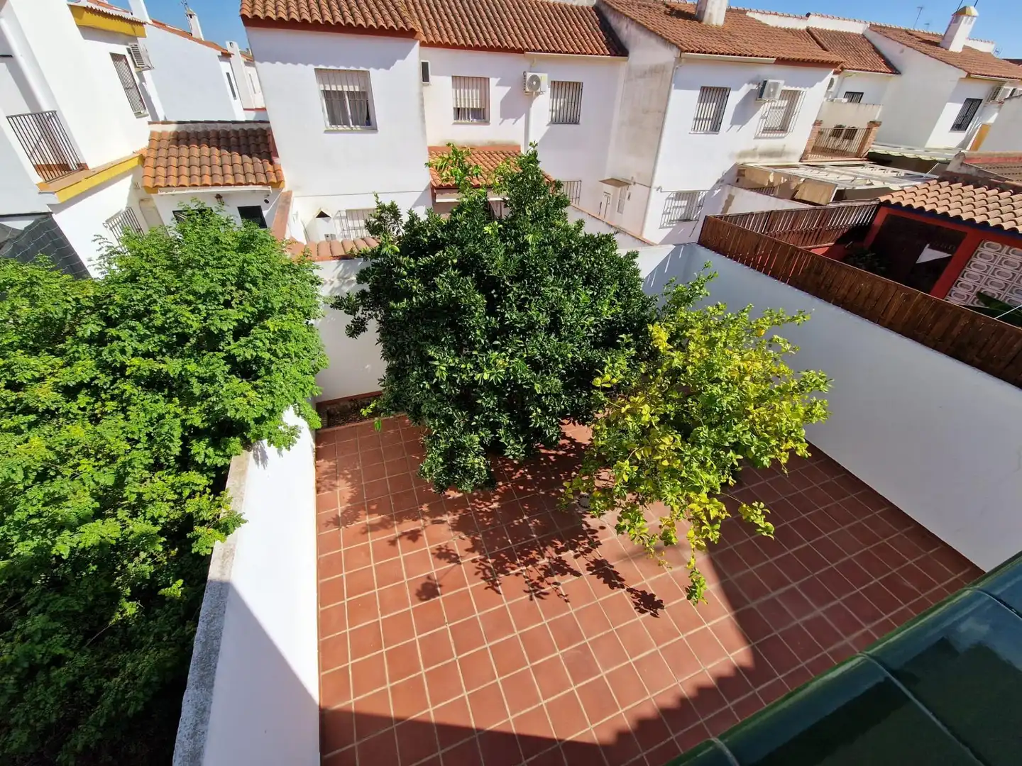 Jardí de Casa adosada en venda en Umbrete amb Aire condicionat, Calefacció i Jardí privat