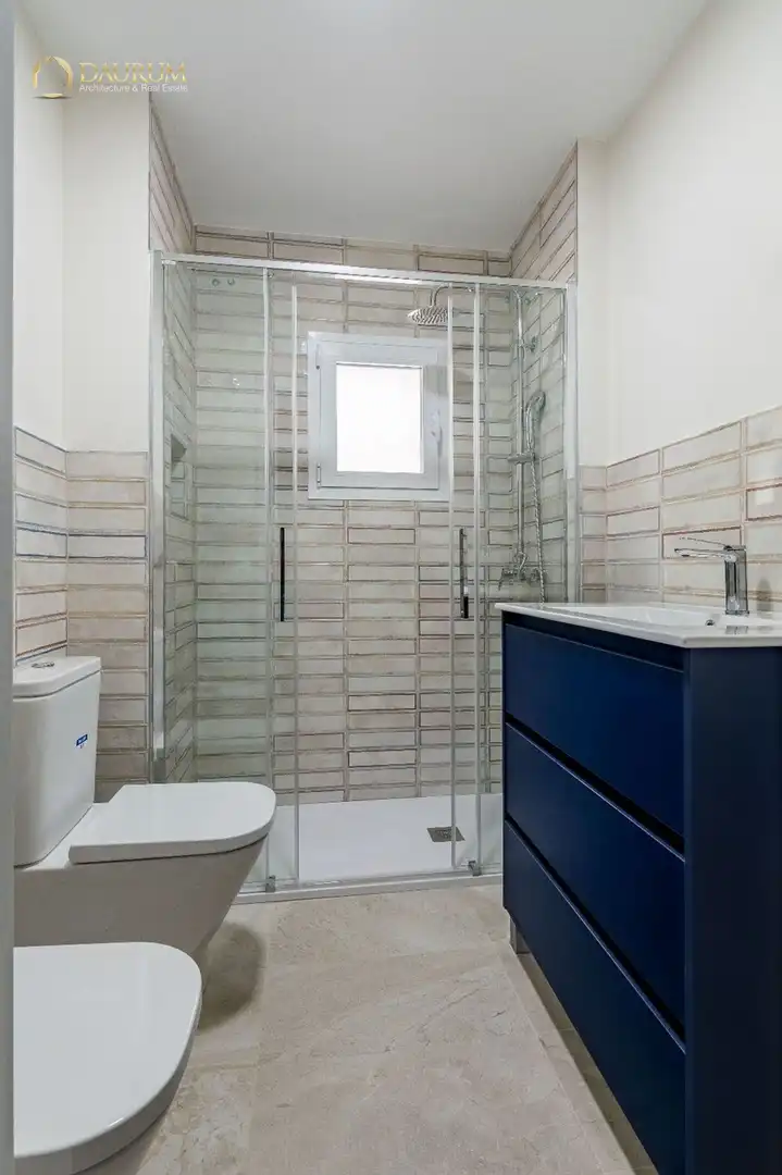 Bathroom of Flat for sale in Madrid  with Air Conditioner and Heating