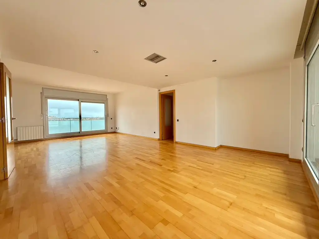 Wohnzimmer von Dachboden zum Verkauf in Figueres mit Heizung, Parkett und Terrasse