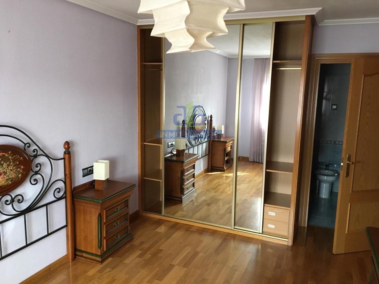 Dormitori de Apartament de lloguer en Villaquilambre amb Calefacció, Terrassa i Traster